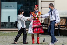 A man gives flowers to women