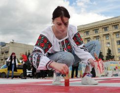 The girl draws an embroidered ornament