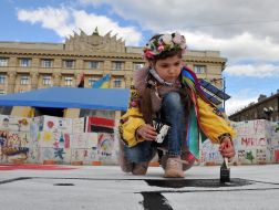 The girl draws an embroidered ornament