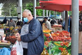 Покупатели  на Центральном продовольственном рынке в Хмельницком