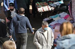 Покупатели  на Центральном продовольственном рынке в Хмельницком