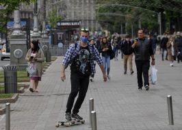 The guy in a protective mask on a skateboard