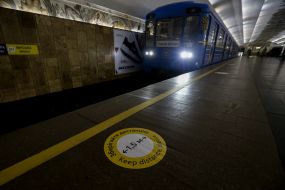 Sticker on the floor with a call to keep your distance