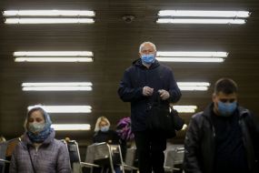 Пассажиры на станции метро