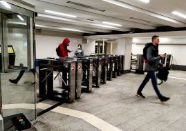 Пассажиры проходят через турникеты