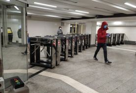 Пассажиры проходят через турникеты