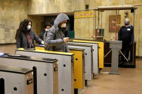 Пассажиры проходят через турникеты