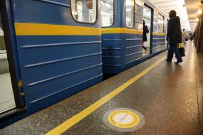 Sticker on the floor with a call to keep your distance