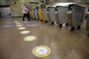 Наклейка на полу возле турникетов с призывом соблюдать дистанцию