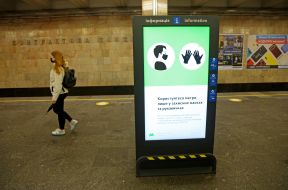 Citylight with a call to use protective masks and gloves