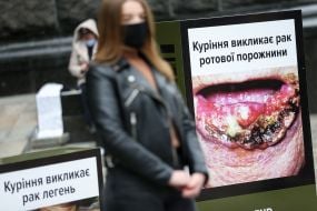 Девушка в медицинской маске