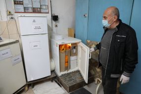 Работник Львовского СИЗО показывает содержимое холодильника