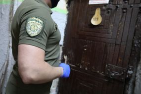 Правоохранитель у двери камеры во Львовском СИЗО