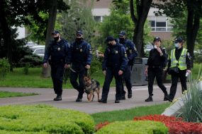 Правоохранители следят за порядком