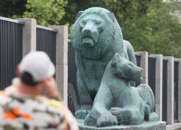 The piec. of a lion and lioness at the entrance to Kiev zoo