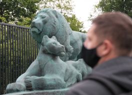 The piec. of a lion and lioness at the entrance to Kiev zoo