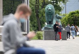 The piec. of a lion and lioness at the entrance to Kiev zoo