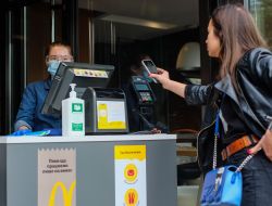 Contactless payment at the box office in the fast food restaurant "McDonalds"