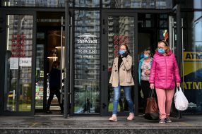 People at the entrance to the shopping and entertainment center in Kyiv
