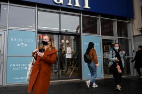 People at the entrance to the shopping and entertainment center in Kyiv