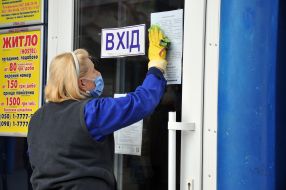 Уборщица в медицинской маске на станции "Харьков-Левада"