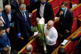 Илья Кива с букетами цветов