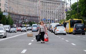 A woman goes across the road on Khreshchatyk
