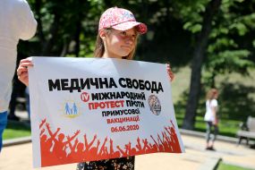 Девочка держит плакат с надписью "Медицинская свобода"