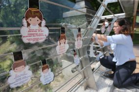 Плакаты в форме ангелов с именами детей и взрослых, умерших от осложнений после вакцинации