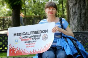 Женщина держит плакат с надписью "Медицинская свобода"