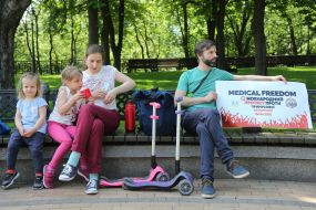 Участники ежегодной акции в поддержку исключительно добровольного информированного согласия или отказа от вакцинации