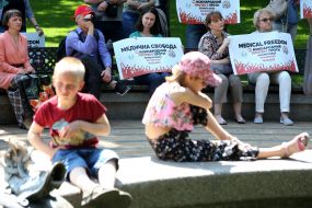 Участники ежегодной акции в поддержку исключительно добровольного информированного согласия или отказа от вакцинации