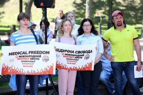 Участники ежегодной акции в поддержку исключительно добровольного информированного согласия или отказа от вакцинации