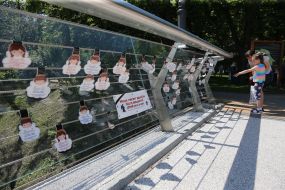 Плакаты в форме ангелов с именами детей и взрослых, умерших от осложнений после вакцинации