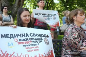 Участники ежегодной акции в поддержку исключительно добровольного информированного согласия или отказа от вакцинации