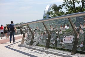 Плакаты в форме ангелов с именами детей и взрослых, умерших от осложнений после вакцинации