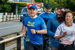 Олексій Петров та учасники ранкової пробіжки