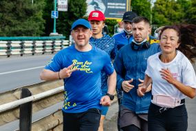 Олексій Петров та учасники ранкової пробіжки