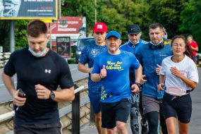 Олексій Петров та учасники ранкової пробіжки