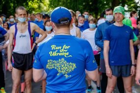 Олексій Петров спілкується з учасниками ранкової пробіжки