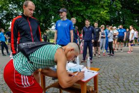 Учасники ранкової пробіжки під час реєстрації