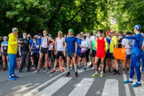 Учасники ранкової пробіжки перед стартом