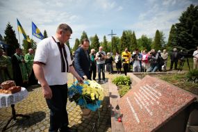 Vitaliy Fedoriv and Ruslan Martsynkiv lay flowers at the graves of those killed by NKVD workers