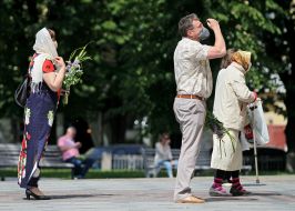 Прихожане возле Владимирского собора
