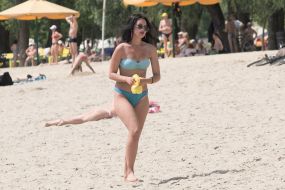 Люди відпочивають на пляжі