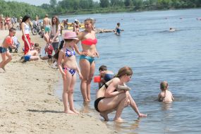 Люди відпочивають на пляжі