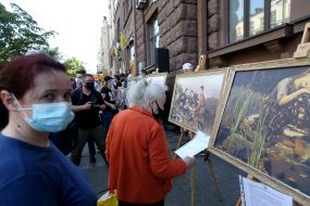 The paintings near the entrance to the building of the State Bureau of investigation