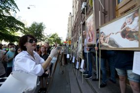 The paintings near the entrance to the building of the State Bureau of investigation