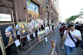 The paintings near the entrance to the building of the State Bureau of investigation