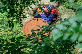 Housing and sanitary technician during sewer cleaning